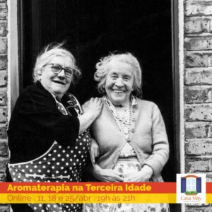 Banner publicitário do curso online Aromaterapia na Terceira Idade. Mostra a imagem de duas mulheres idosas, uma ao lado da outra, com cabelos brancos ao vendo, sorrindo, na beirada da porta de uma casa de tijolos à vista. Uma idosa apoia a mão do ombro da outra.