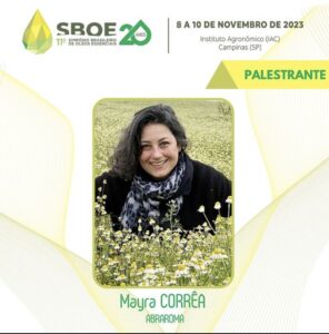 A imagem traz a foto de Mayra em um campo de camomilas, o logotipo do SBOE20anos e outras informações do evento em Campinas de 8  10 de novermbro de 2023.