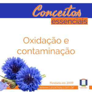 A imagem traz duas flores de centáureas e a frase: Conceitos essenciais: oxidação e contaminação. Completam a imagem o desenho de uma janela aberta com floreira, que é o logo da Casa Máy, fundada em 2009, e o site www.casamay.com.br.