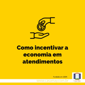 A imagem mostra a ilustração de uma mão dando uma moeda de dinheiro a outa mão e a frase: como incentivar economia em atendimentos. Completam a imagem o desenho de uma janela aberta com floreira, que é o logo da Casa Máy, fundada em 2009, e o site www.casamay.com.br.