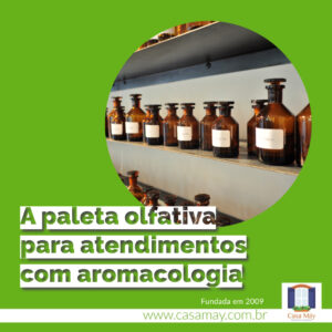 A imagem traz a foto de uma prateleiras com vidros de cor âmbar usados para guardar ingredientes de perfumaria, todos etiquetados e afrase: A paleta olfativa para atendimentos com aromacologia. Completam a imagem o desenho de uma janela aberta com floreira, que é o logo da Casa Máy, fundada em 2009, e o site www.casamay.com.br.