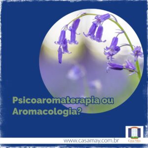 A imagem mostra o detalhe de um ramo florido de blue bells e a frase: Psicoaromaterapia ou aromacologia? Completam a imagem o desenho de uma janela aberta com floreira, que é o logo da Casa Máy, fundada em 2009, e o site www.casamay.com.br.