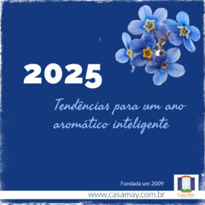 A imagem traz um ramo com flores de pétalas azuis e centros amarelos e a frase: 2025, tendências para um ano aromático inteligente. Completam a imagem o desenho de uma janela aberta com floreira, que é o logo da Casa Máy, fundada em 2009, e o site www.casamay.com.br.