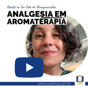 A imagem traz a foto do rosto da Mayra sorrindo, o logotipo do You Tube e a frase: Analgesia em aromaterapia. Assista no You Tube da @ mayra c castro. 