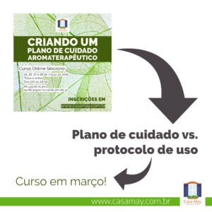 A imagem mostra o cartaz do curso Criando um Plano de Cuidado Aromaterapêutico e uma seta dele para a frase Plano de cuidados versus protocolo de uso e outra seta desta frase para curso em março! Completam a imagem o desenho de uma janela aberta com floreira, que é o logo da Casa Máy, fundada em 2009, e o site www.casamay.com.br.