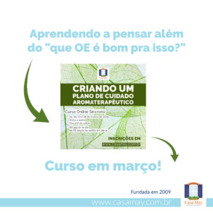 A imagem traz a miniatura do pôster do curso Criando um Plano de Cuidado Aromaterapêutico e a frase: Aprendendo a pensar além do "que OE é bom ora isto?". Completam a imagem o desenho de uma janela aberta com floreira, que é o logo da Casa Máy, fundada em 2009, e o site www.casamay.com.br.