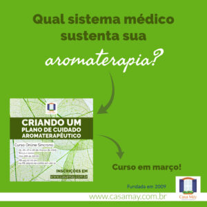 A imagem traz uma miniatura do pôster do curso Criando um plano de cuidado aromaterapêutico e a frase: Qual sistema médico sustenta sua aromaterapia? Curso em março. Completam a imagem o desenho de uma janela aberta com floreira, que é o logo da Casa Máy, fundada em 2009, e o site www.casamay.com.br.