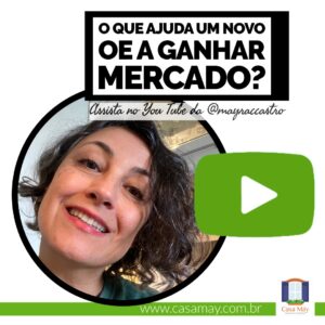 A imagem mostra o rosto da Mayra sorrindo, o logotipo do You Tube e a frase: O que ajuda um novo óleo essencial a ganhar mercado? Assista no You Tube da @ mayra c castro. Completam a imagem o desenho de uma janela aberta com floreira, que é o logo da Casa Máy, fundada em 2009, e o site www.casamay.com.br.