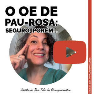 A imagem mostra a foto do rosto da Mayra. Ela sorri e seu dedo indicador está apontado ao lado de seu rosto. Há o logotipo do You Tube e a frase: 