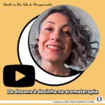 A imagem traz a foto da Mayra, sorrindo, cabelos castanhos grisalhos ondulados de comprimento médio, divididos lateralmente. A foto está emodulrada em círculos. Vê-se o logotipo do You Tube. Está escrito: Da dosona à dosinha na aromaterapia. Assista no You Tube da @ mayra c castro. Completam a imagem o desenho de uma janela aberta com floreira, que é o logo da Casa Máy, fundada em 2009, e o site www.casamay.com.br.