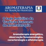 A imagem mostra ao fundo uma mulher adulta, loira, de perfil, inalado um óleo diretamente do frasco de vidro aberto. Está escrito: Aromaterapia na Tradição Francesa: O lado holístico da Tradição Francesa de Aromaterapia. Aromaterapia energética, observação fenomenológica, caracterologia e olfatoterapia. Completam a imagem o desenho de uma janela aberta com floreira, que é o logo da Casa Máy, fundada em 2009, e o site www.casamay.com.br.