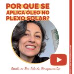 A imagem mostra o rosto da Mayra recortado de uma fala sua durante o vídeo. Está escrito: Por que se aplica óleo no plexo solar? Assista no You Tube da @mayra c castro. Completam a imagem o logotipo do You Tube e o desenho de uma janela aberta com floreira, que é o logo da Casa Máy, fundada em 2009, e o site www.casamay.com.br.