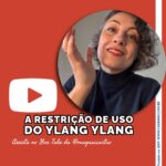 A imagem traz o rosto da Mayra. Ela tem cabelos curtos, ondulados e grisalhos e está fazendo um gesto de abrir a mão direita ao lado do rosto. Está escrito: a restrição de uso do ylang-ylang. Assista no You Tube da @ mayra c castro. Completam a imagem o logotipo do You Tube desenho de uma janela aberta com floreira, que é o logo da Casa Máy, fundada em 2009, e o site www.casamay.com.br.